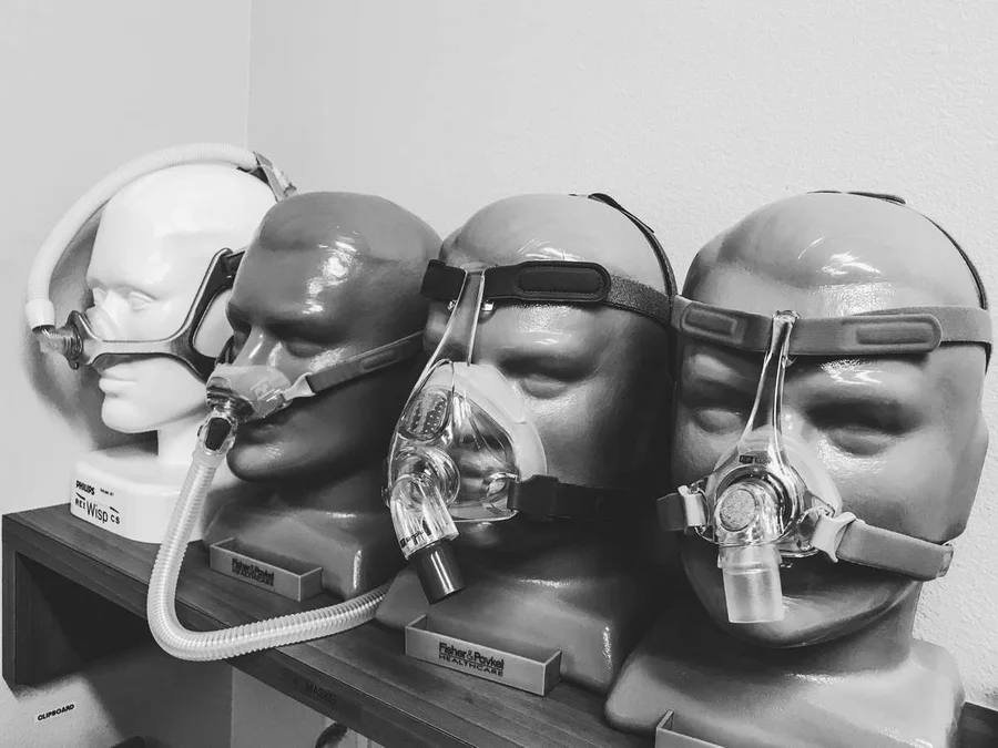 CPAP-masker av ulik utforming på modellhoder, fra nesemaske til munn-og-nese-maske.